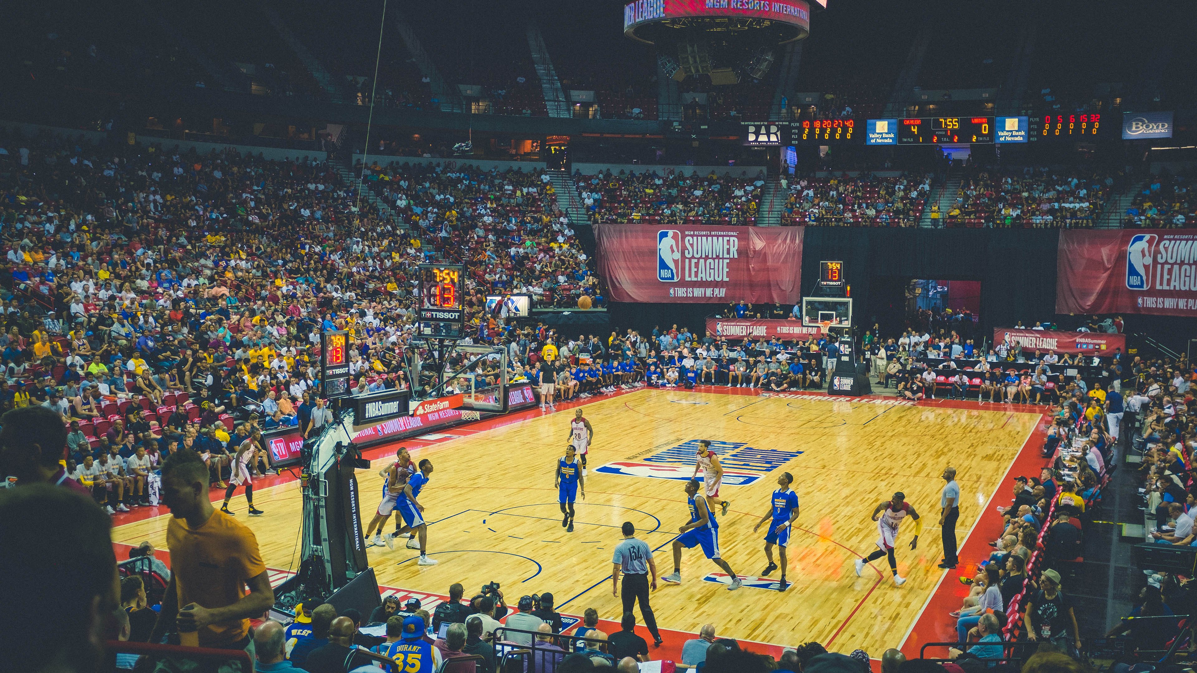 篮球世界的平行叙事，浙江队终结湖人神话，福克斯欧冠半决赛接管战场